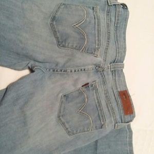 Levis Demi Curve
